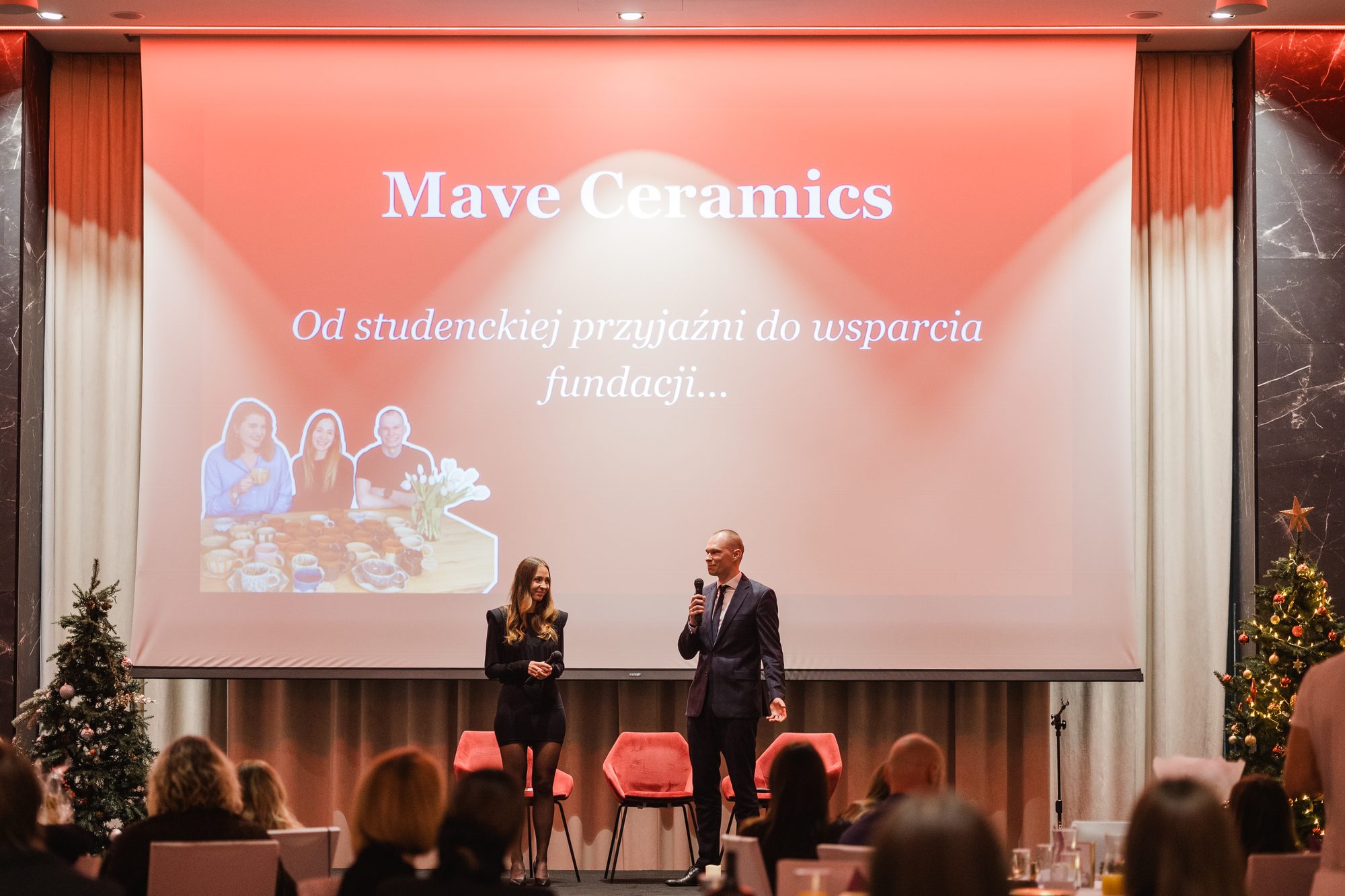 Prowadzący przedstawiają partnera Fundacji na scenie gali