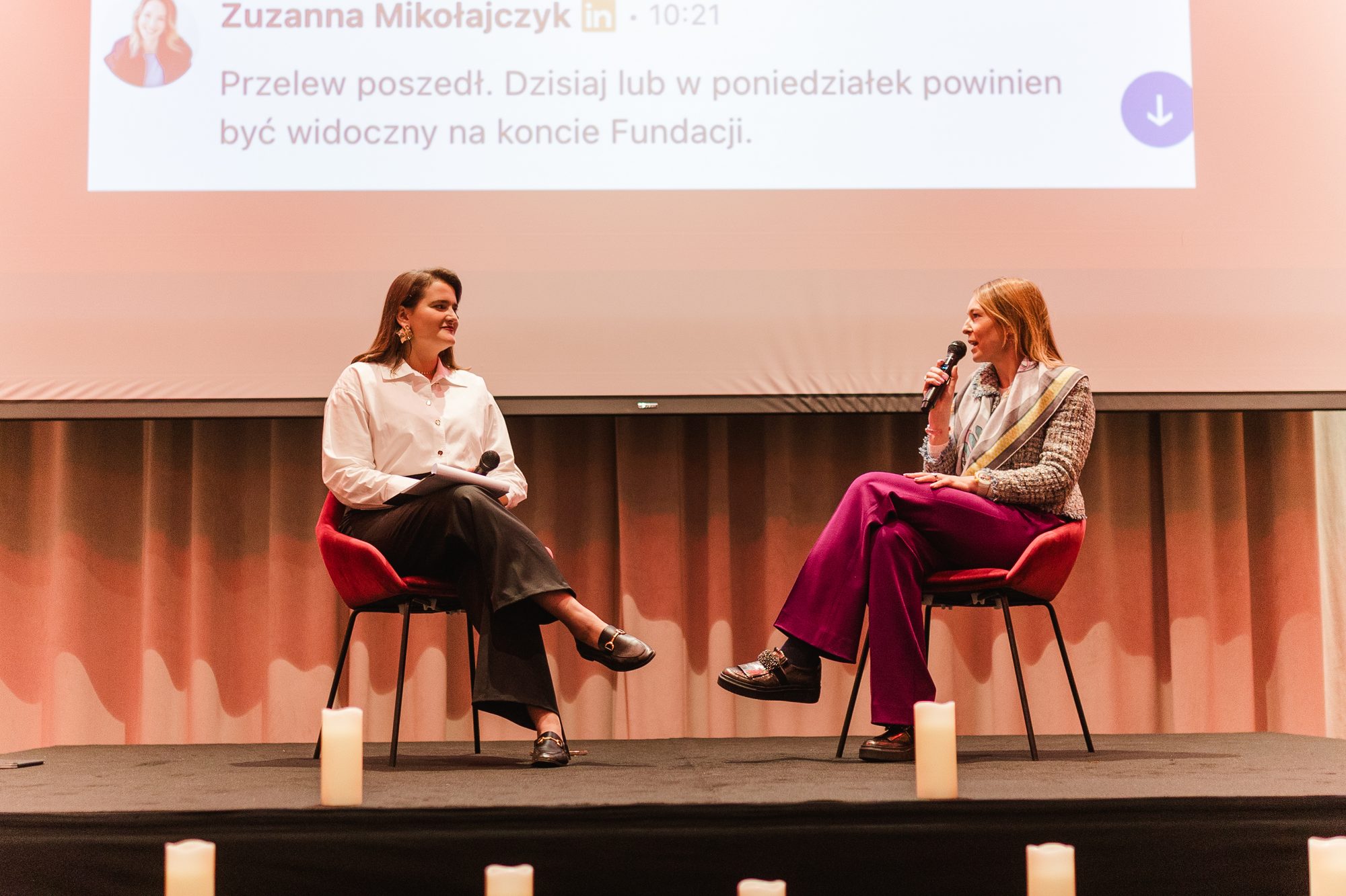 Dwie prelegentki rozmawiają na scenie Wieczoru Świątecznego