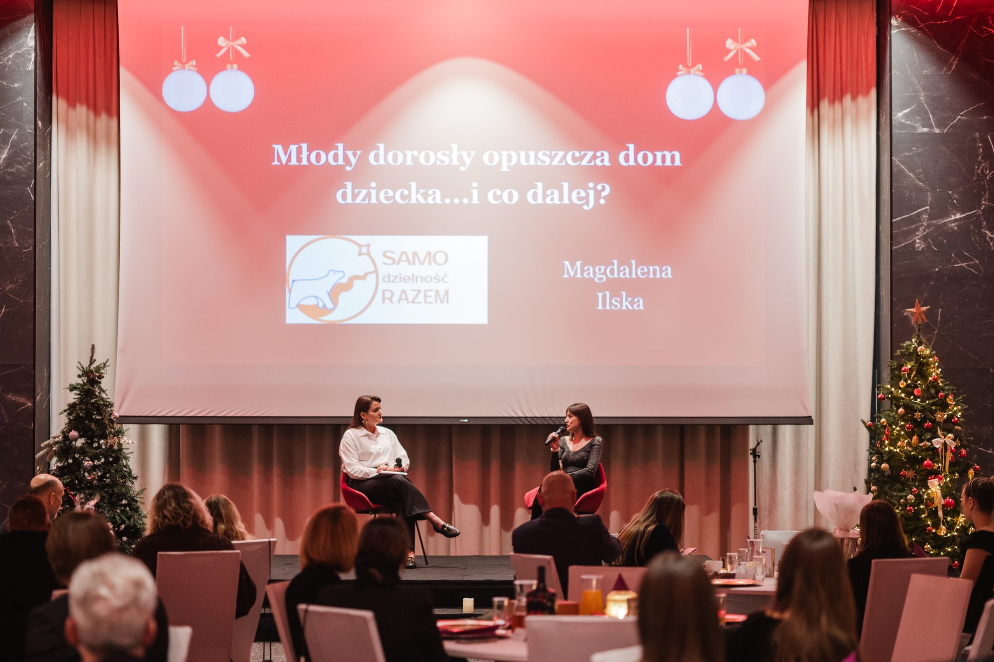 Rozmowa na scenie podczas Wieczoru Świątecznego Fundacji
