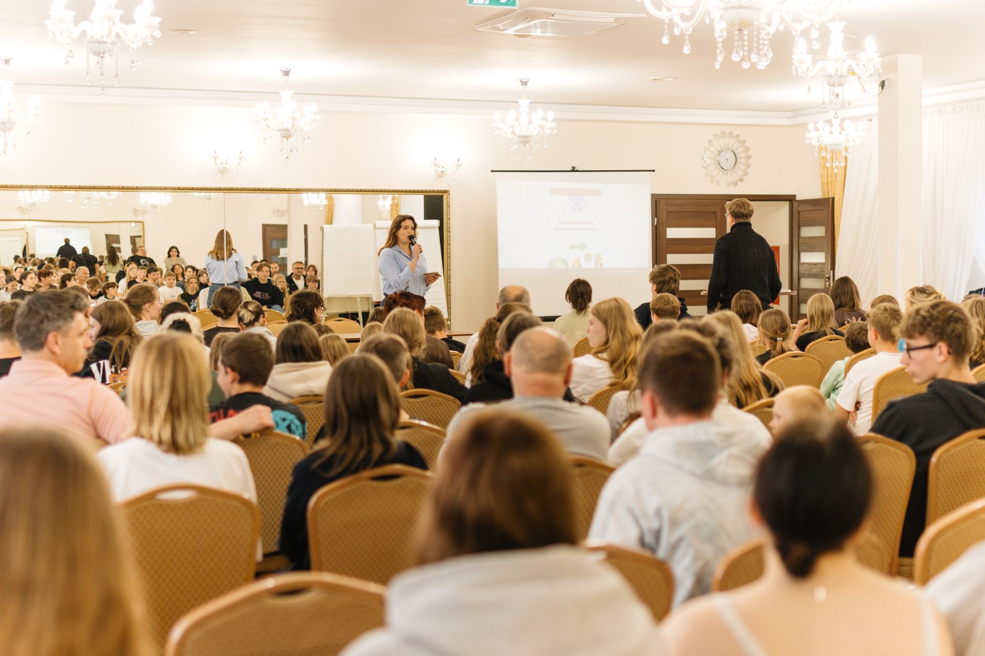 Pełna sala uczestników weekendu podczas podsumowania wyjazdu