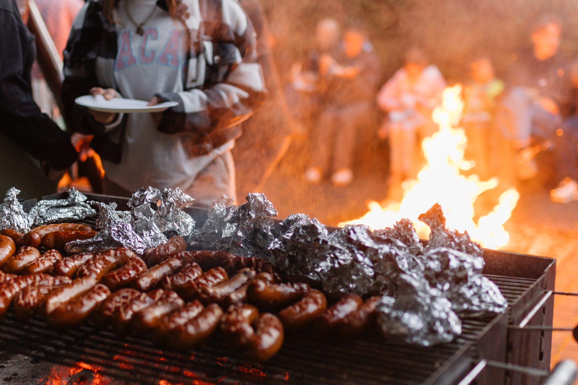 Grill i ognisko wieczorem podczas weekendu