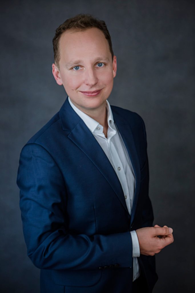 Zyski i straty Jana podczas budowania kariery zawodowej za granicą